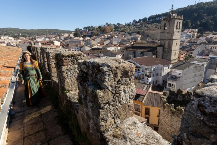 guía disfrazada en la muralla del castillo de arenas de san pedro