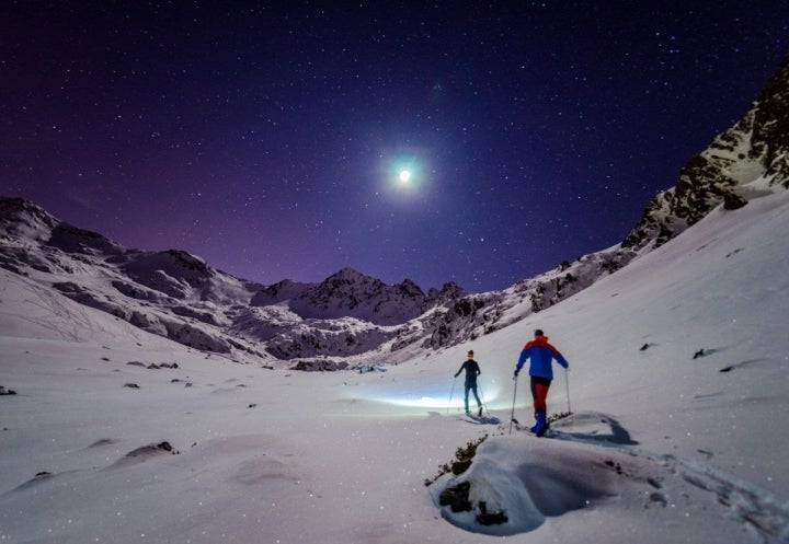 El único foco de luz que se necesita es nuestro pequeño satélite. Foto: Shutterstock.