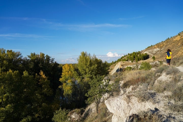 El rocoso camino discurre paraleo al paso del río pisuerga por la localidad.