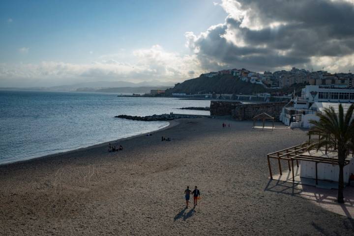 La playa de la Ribera forma parte de la ciudad. Desde un paseo a practicar deporte o contemplar el Mediterráneo.