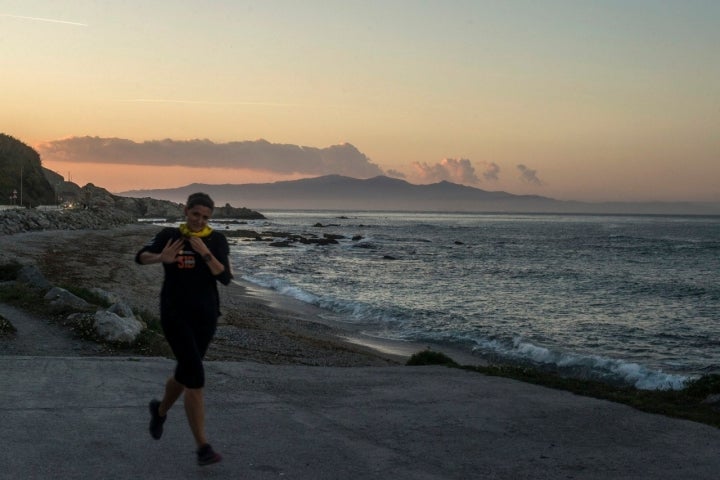 Qué mejor momento para correr que al atardecer y junto al mar, cerca de Benzú. Foto: Alfredo Cáliz