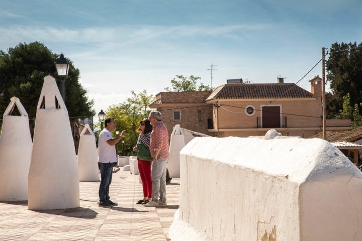 El Ayuntamiento organiza visitas guiadas por las cuevas y la torre.