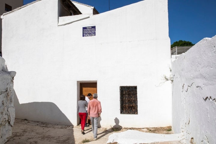 Una placa recuerda la cueva que visitó Alfonso XIII.