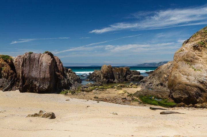 Las rocas forman piscinas de agua natural en As Furnas. Foto: Shutterstock.