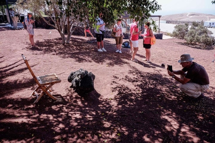 En esta silla se sentaba el escritor y pensaba con los pies apoyados en la piedra volcánica.