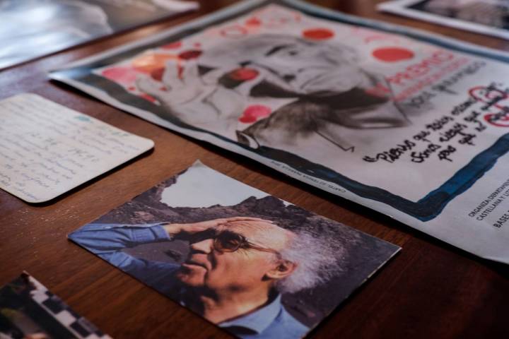 Los detalles -fotos, postales, premios- llenan las mesas del hogar del Nobel de Literatura.
