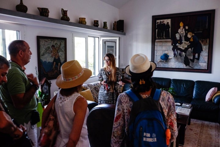 En el salón, destaca una obra del pintor portugués Santa-Bárbara de la serie que realizó sobre Memorial del convento.