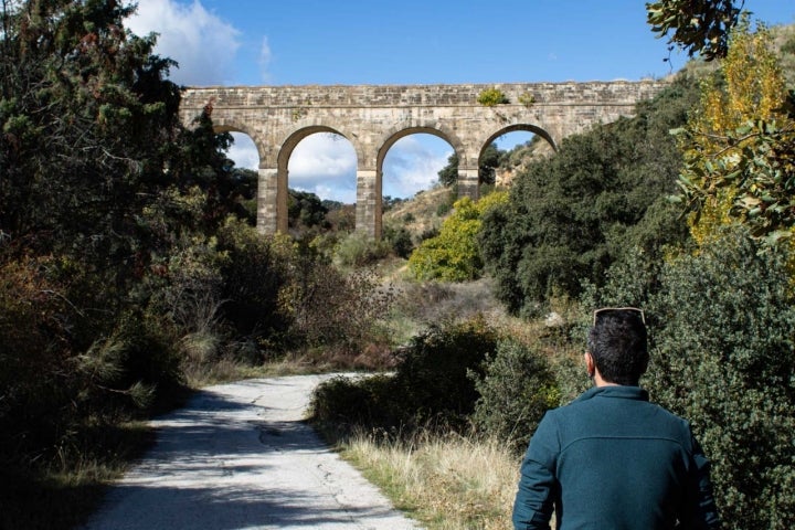 Las pequeñas cascadas y los acueductos protagonizan la senda.