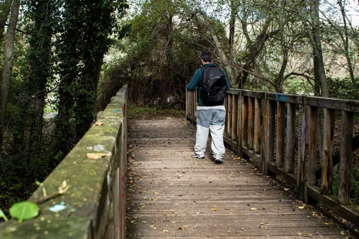 El puente de madera marca el inicio del camino.