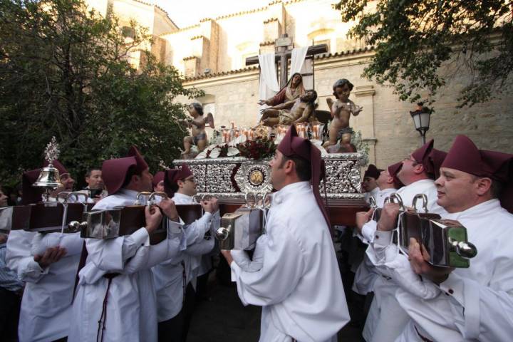 Todo la gente levanta el hornazo que bendice El Nazareno, en Priego de Córdoba. Foto: Turismo de Priego.