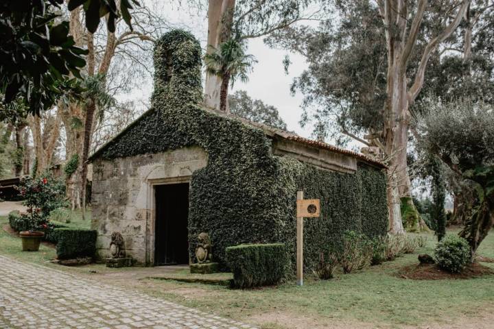 La ermita del pazo de Rubianes forma parte de la visita junto con los jardines, los viñedos, la casa y la bodega del siglo XV.