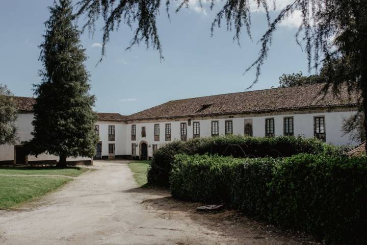 La casa del pazo de Santa Cruz de Rivadulla, la más sobria, por su origen eclesiástico.
