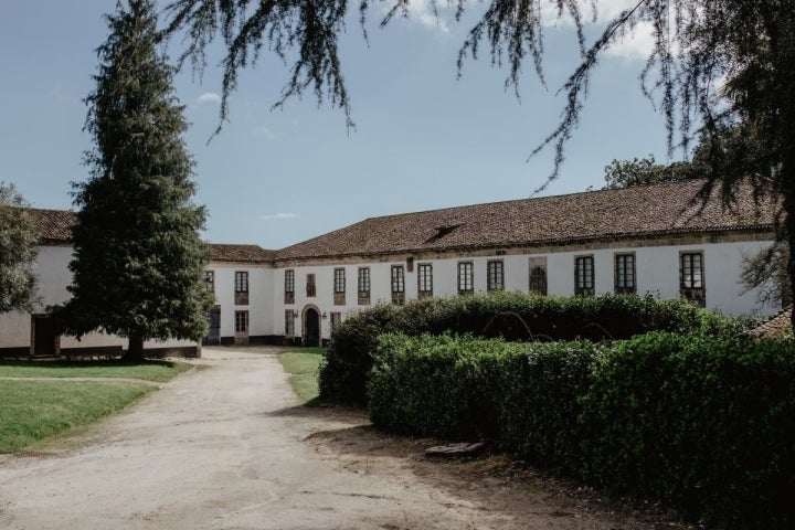 La casa del pazo de Santa Cruz de Rivadulla, la más sobria, por su origen eclesiástico.