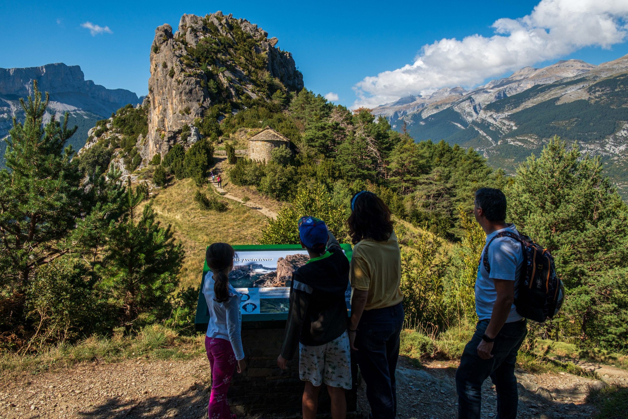 Ruta de las ermitas de Tella hacia el Puntón de las Brujas, Huesca ...