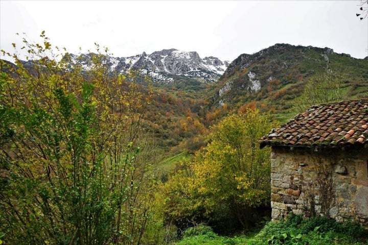 Un sendero de pastores, una cuadra y una panorámica de la sierra del Aramo.