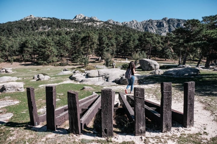 Las siete traviesas frente a los Siete Picos.