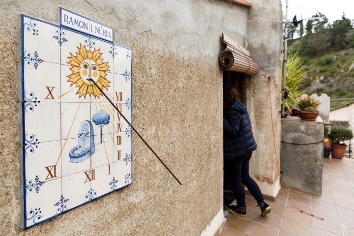 Ruta de Relojes de Sol en Porrera reloj de cerámica