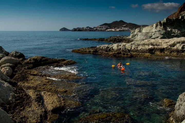 Las aguas de las calas del Parque Natural Cabo de Gata-Níjar no pueden ser más cristalinas.