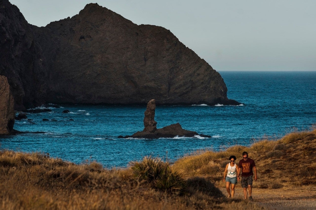 En el arrecife del Dedo, la roca volcánica emerge desde dentro del mar.