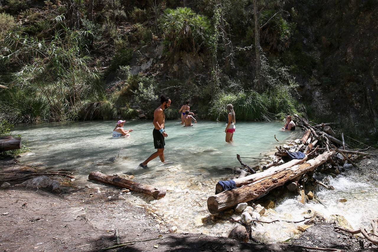 Gente bañándose  en el río Chíllar