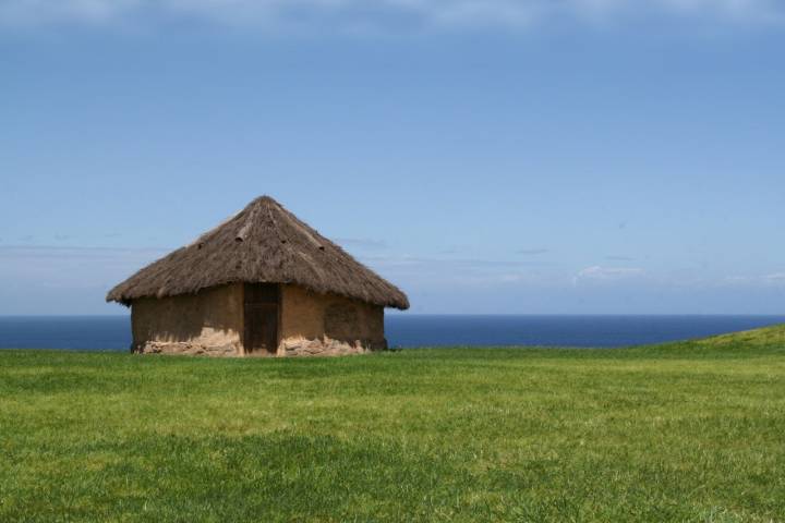 Una cabaña astur en el castro de Noega. Foto: Shutterstock.