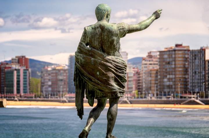 Monumento al emperador Octavio Augusto frente al mar en Gijón. Foto: Shutterstock.