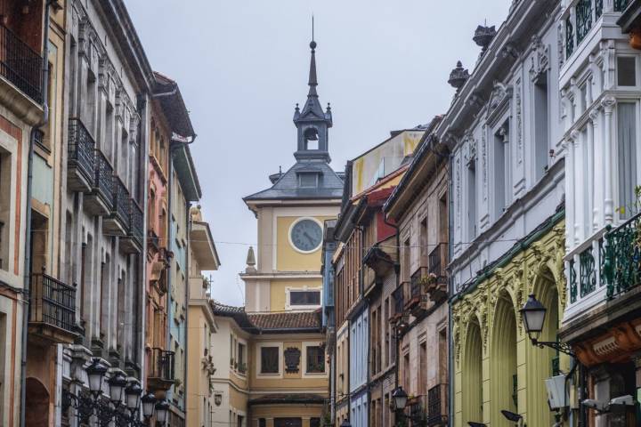 La Torre del reloj desde la calle San Antonio, en la parte vieja de Oviedo. Foto: Shutterstock.