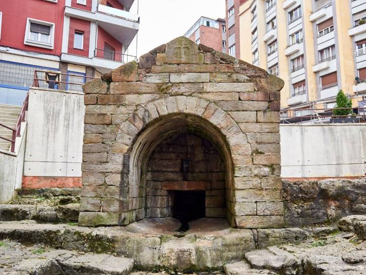 La antigua fuente de Foncalada, en Oviedo. Foto: Shutterstock.
