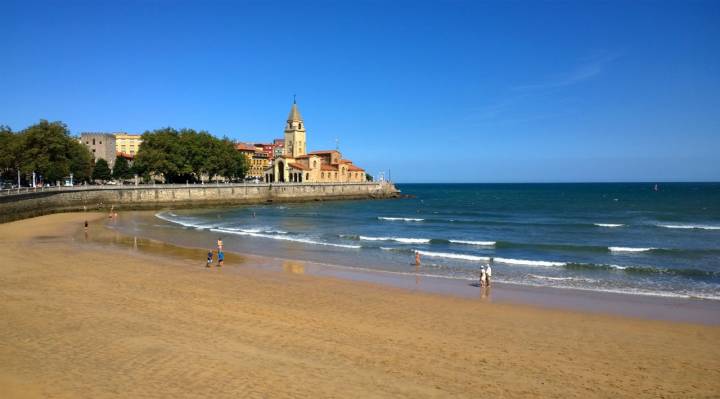 Si vas a Gijón es buena idea pasar un día en la playa de San Lorenzo. Foto: Shutterstock.