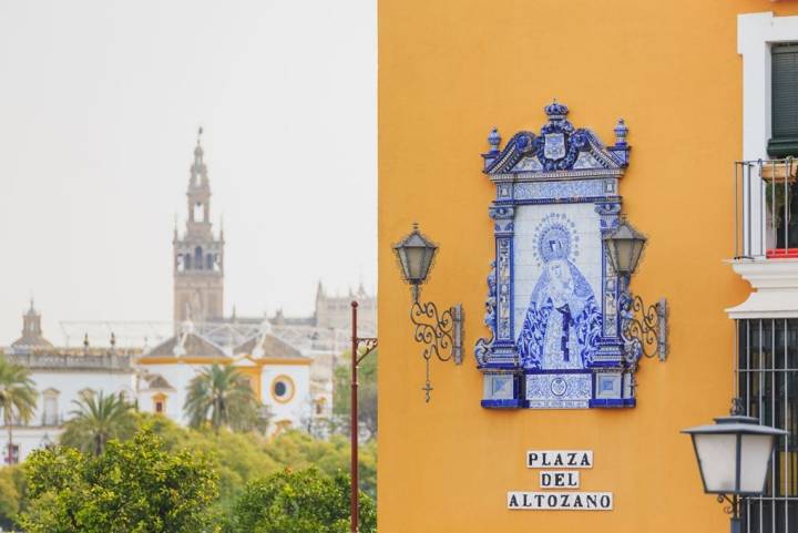 Virgen de la Plaza de Altozano, con la Giralda de fondo.