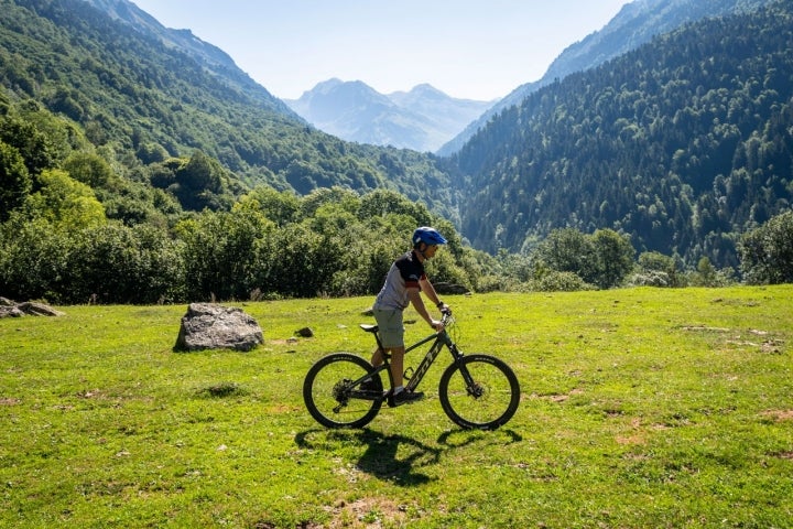 Un ciclista en la Era Artiga del Valle de Varradós.