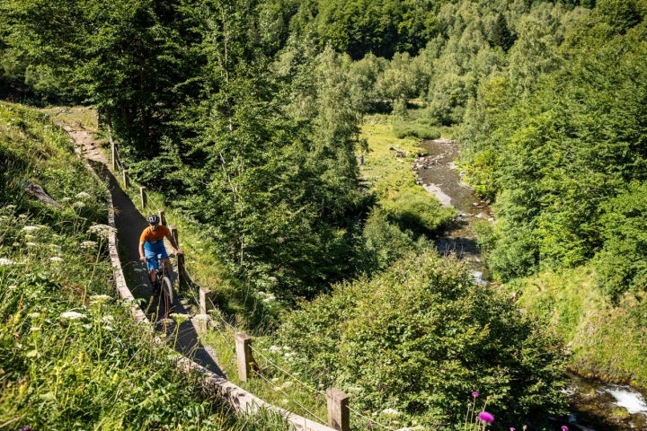 Ciclista subiendo a la cascada.