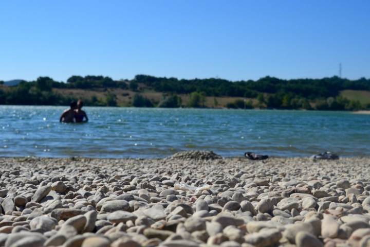 La orilla repleta de piedras de río, en Garaio, no impiden un refrescante baño.