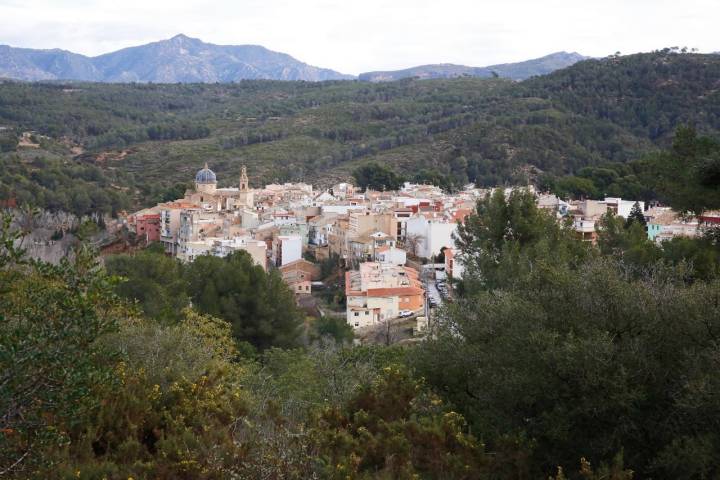 El municipio de Navajas asoma entre el bosque levantino.