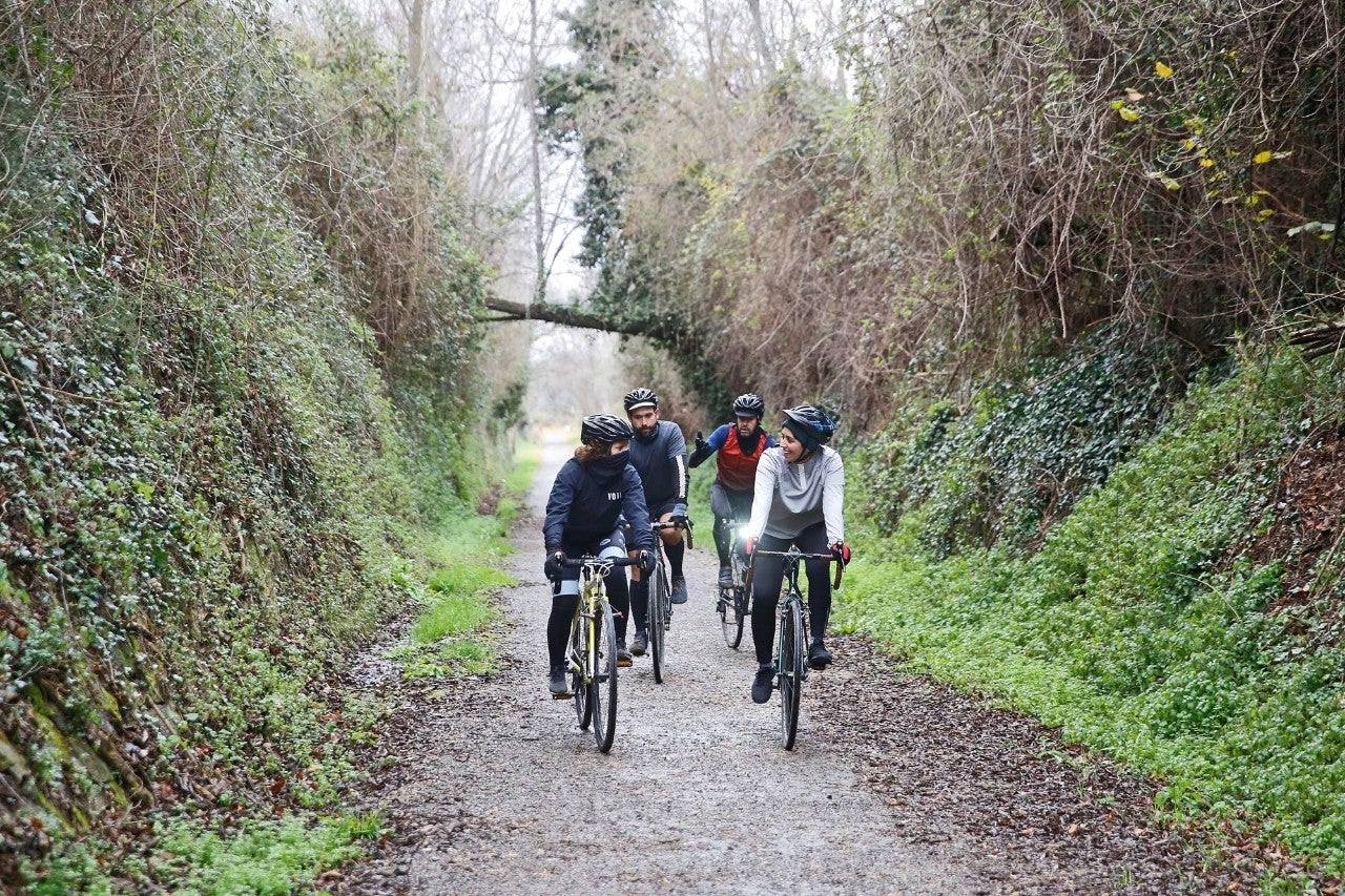 Un viaje a pedaladas entre naranjos y vías férreas