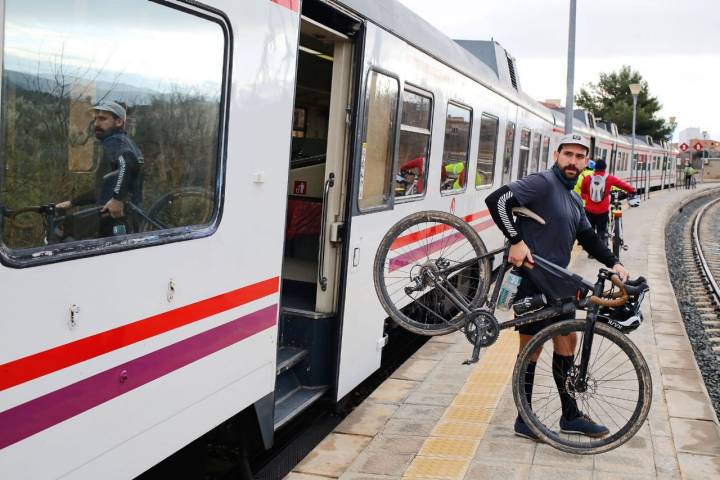 Los ciclistas llegan en tren al lugar que hayan determinado como su punto de partida.