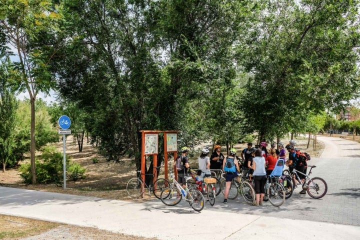 Parada en los paneles informativos del Paseo Fluvial del Manzanares.