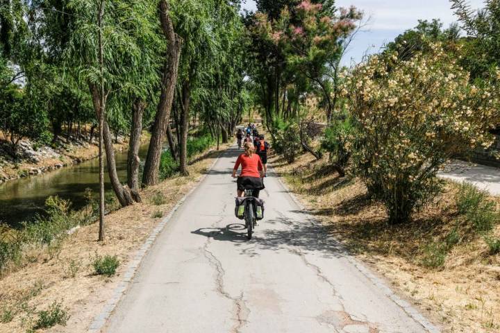 Ciclistas recorriendo el Paseo Fluvial del Manzanares, en Madrid.