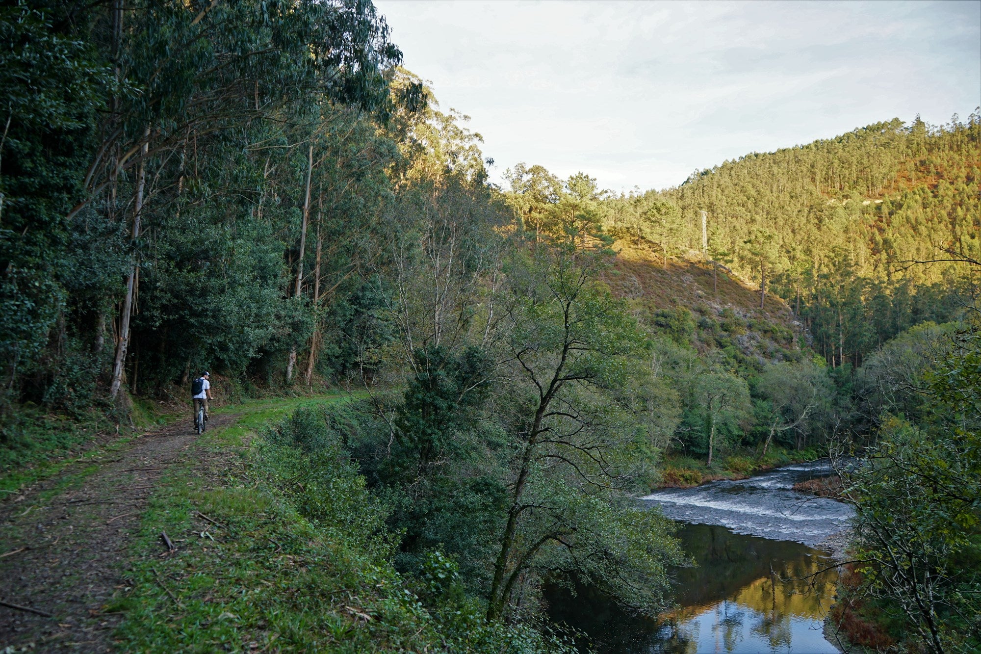 Ruta en bici Vía Verde del Eo ciclista con río