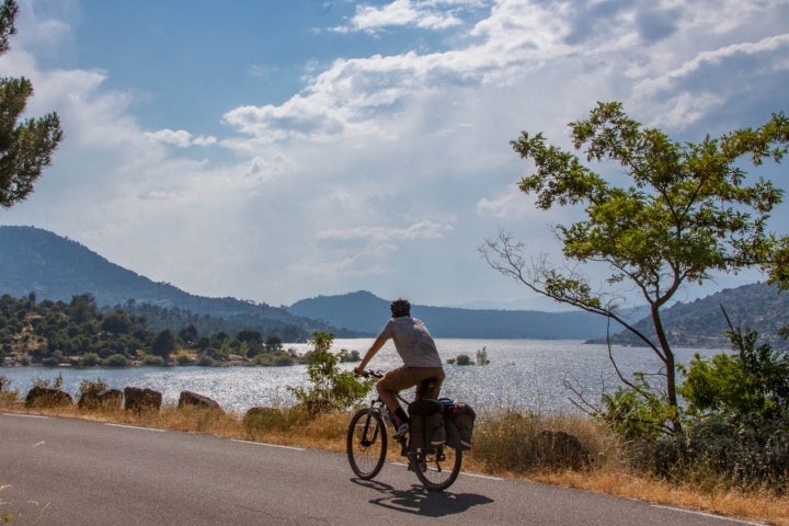 Recorriendo la orilla sur del embalse del Burguillo.