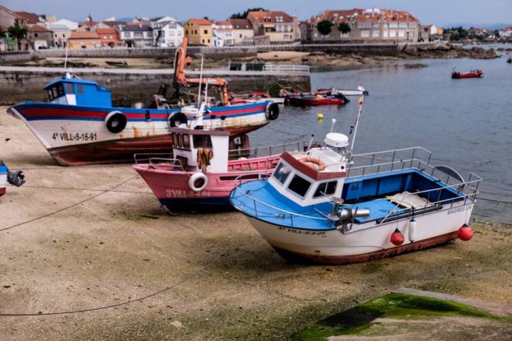 Barcos en el Porto de Xufre, donde arranca la ruta al faro.