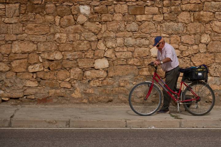 Paisano con su bicicleta en las calles de Torquemada.