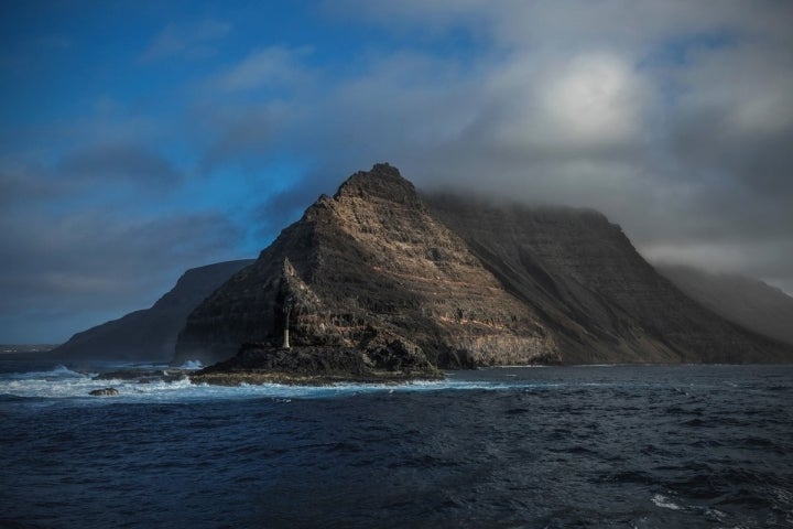 Vista de los acantalidados de Lanzarote desde el barco que va hasta La Graciosa.