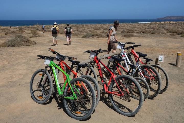 La bicicleta es una de las mejores opciones para recorrer la isla.
