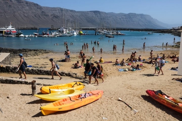 Playa de Caleta del Sebo, localidad principal del islote.