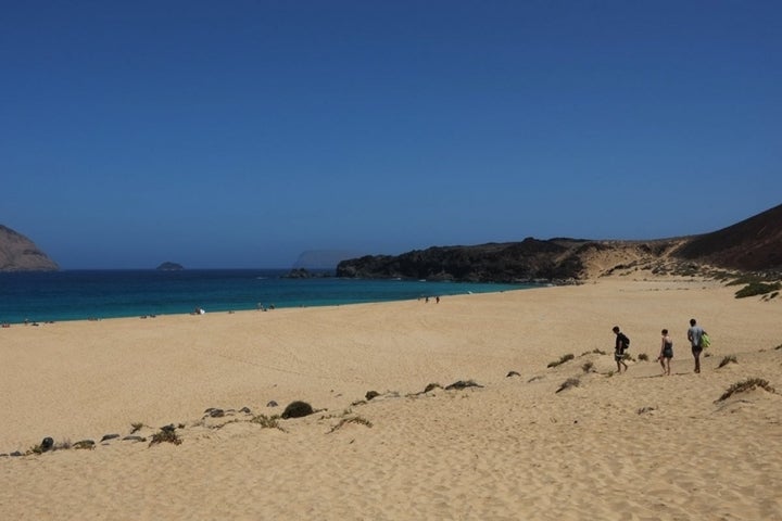 La Playa de Las Conchas es considerada una de las más bonitas de todo Lanzarote.