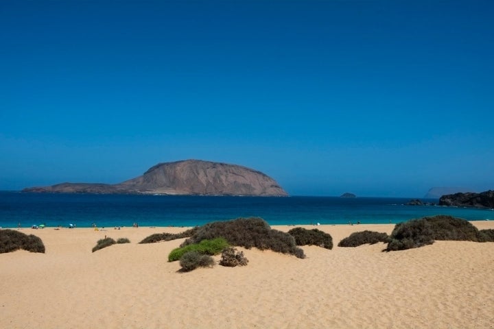 Desde la Playa de Las Conchas se ven otros islotes del archipiélago de Chinijo.