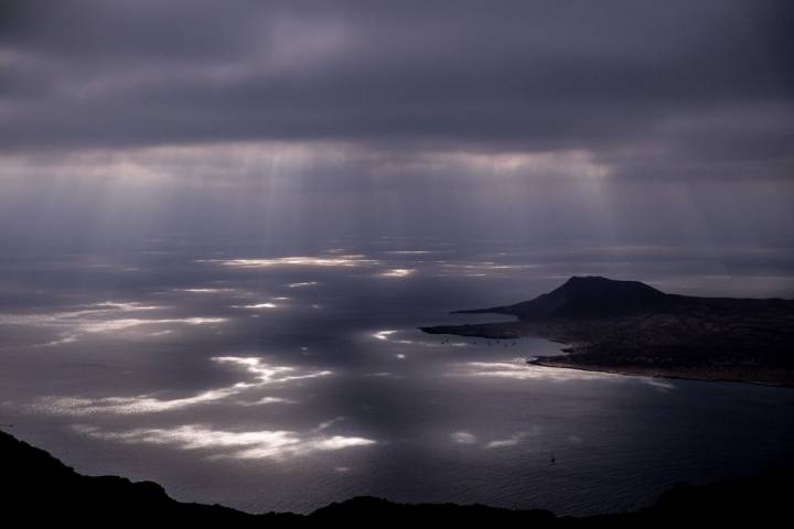 Desde el norte de Lanzarote se puede ver la isla de La Graciosa a tiro de piedra.
