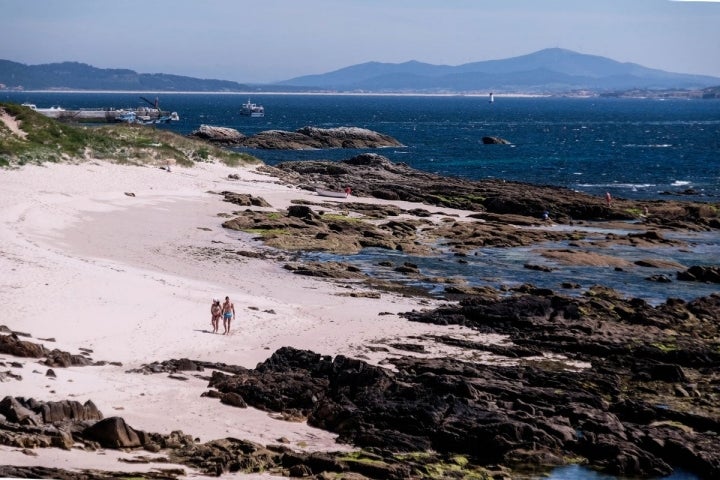 Las primeras playas que aparecen en la ruta sur invitan a bajarse de la bici y dar un paseo.