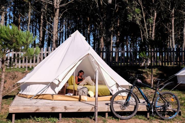 Las tiendas del camping autosostenible de la isla están equipadas con cama.